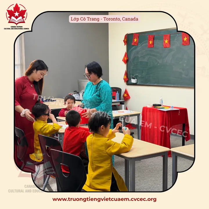 Lớp Cô Trang, Toronto, Canada: cô giáo và các em mặc áo dài trong lớp