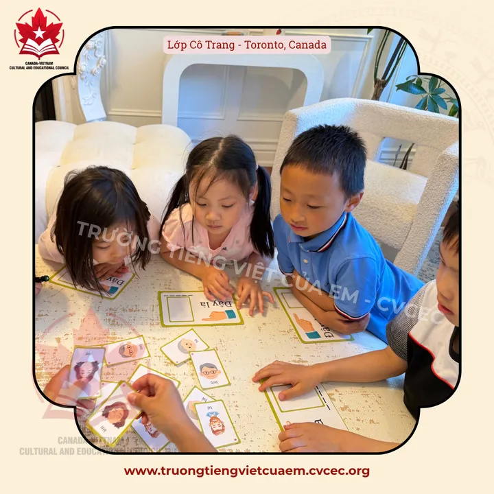 Lớp Cô Trang, Toronto, Canada: các em chơi ghép thẻ “Đây là”