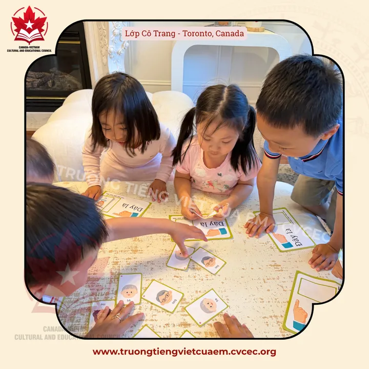 Lớp Cô Trang, Toronto, Canada: các em tìm thẻ hình trên bàn