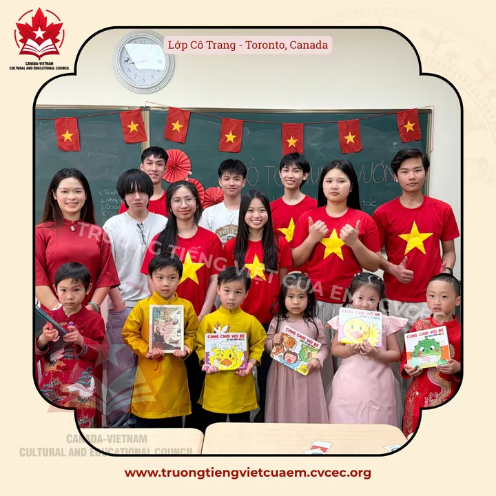 Lớp Cô Trang, Toronto, Canada: cô giáo, tình nguyện viên và các em chụp ảnh chung