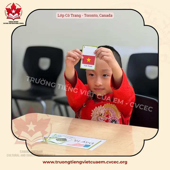 Lớp Cô Trang, Toronto, Canada: em bé giơ cao thẻ cờ Việt Nam